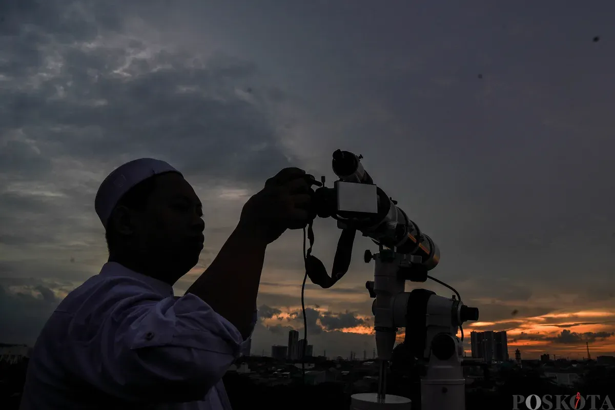 Petugas melakukan pemantauan hilal atau rukyatul hilal di Masjid Al-Musyari'in, Basmol, Jakarta, Selasa, 17 Februari 2026. (Sumber: Poskota/Bilal Nugraha Ginanjar)
