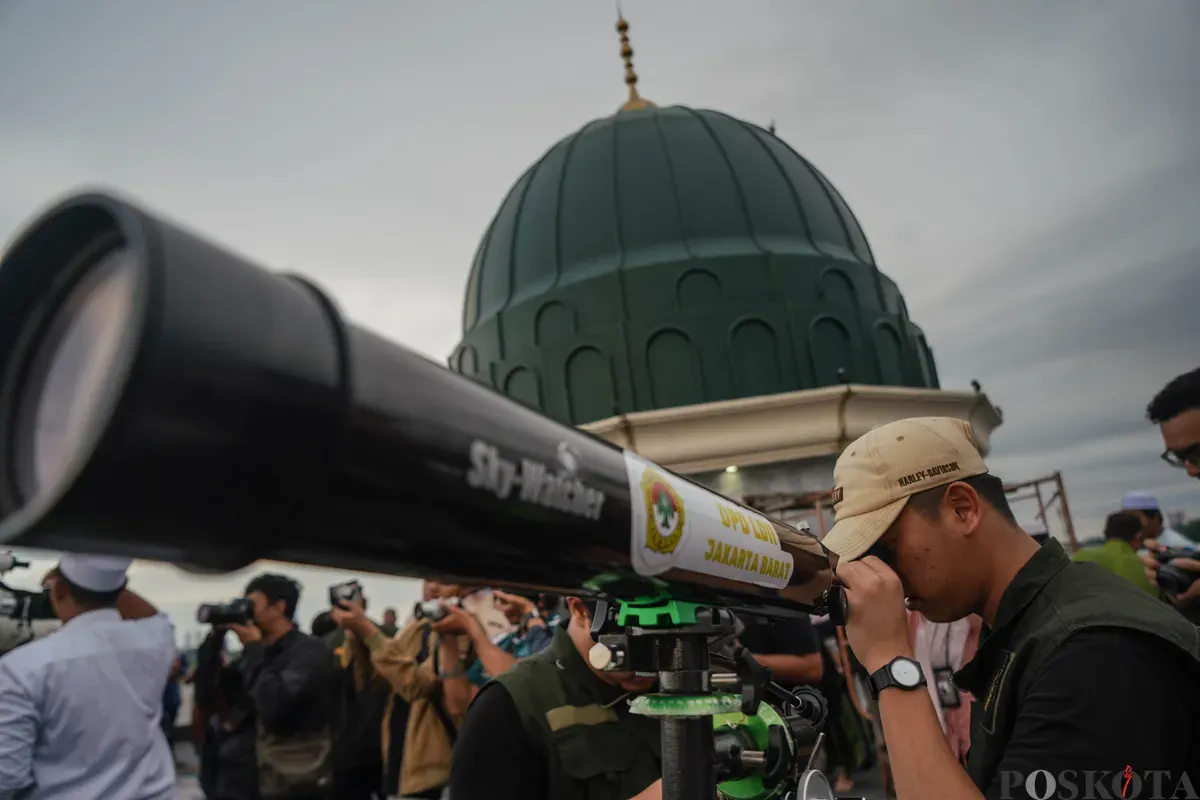 Petugas melakukan pemantauan hilal atau rukyatul hilal di Masjid Al-Musyari'in, Basmol, Jakarta, Selasa, 17 Februari 2026. (Sumber: Poskota/Bilal Nugraha Ginanjar)