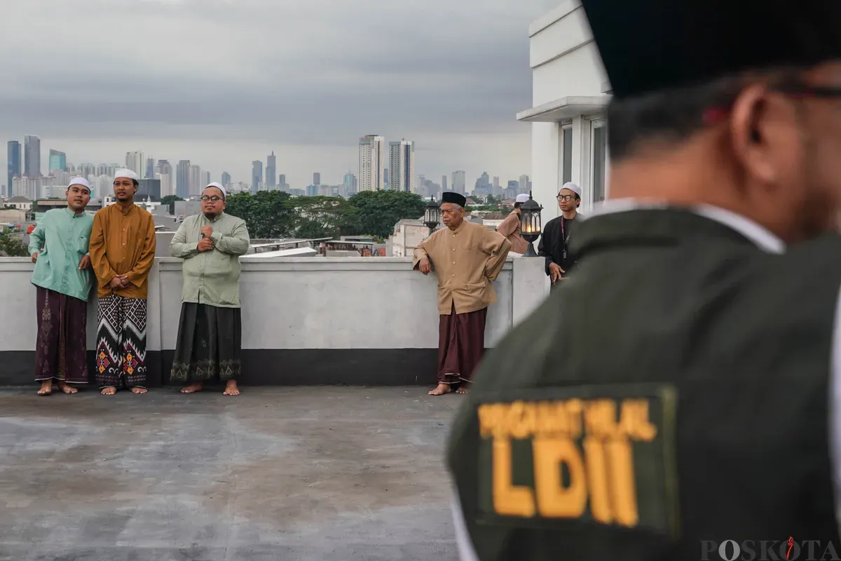 Petugas melakukan pemantauan hilal atau rukyatul hilal di Masjid Al-Musyari'in, Basmol, Jakarta, Selasa, 17 Februari 2026. (Sumber: Poskota/Bilal Nugraha Ginanjar)