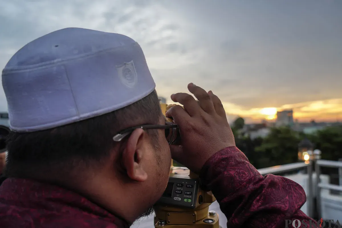 Petugas melakukan pemantauan hilal atau rukyatul hilal di Masjid Al-Musyari'in, Basmol, Jakarta, Selasa, 17 Februari 2026. (Sumber: Poskota/Bilal Nugraha Ginanjar)