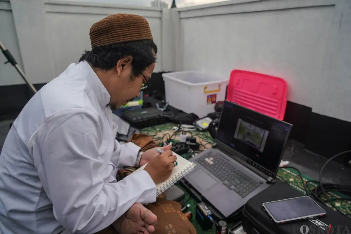 Petugas melakukan pemantauan hilal atau rukyatul hilal di Masjid Al-Musyari'in, Basmol, Jakarta, Selasa, 17 Februari 2026. (Sumber: Poskota/Bilal Nugraha Ginanjar)
