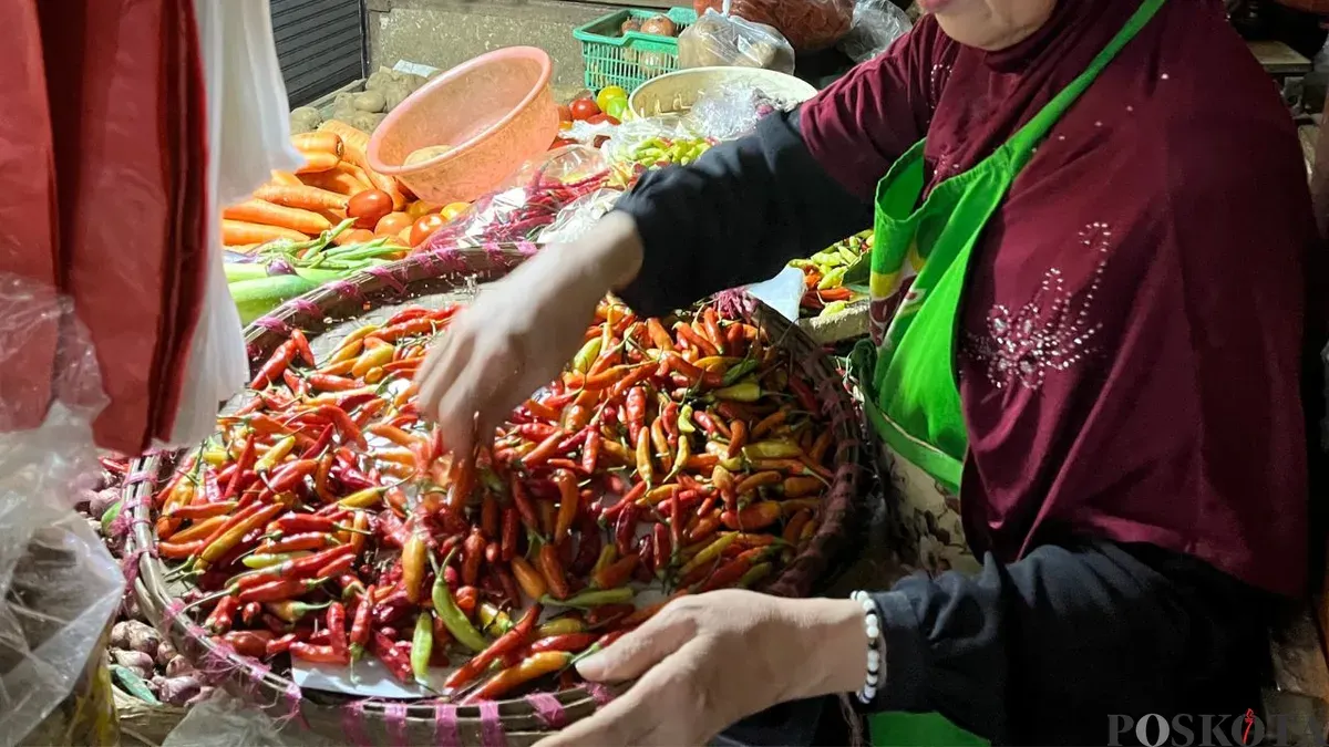 Pedagang sayur mayur di Pasar Slipi berharap harga bahan pokok cabai hingga bawang stabil selama Ramadhan. (Sumber: Poskota/Pandi Ramedhan)