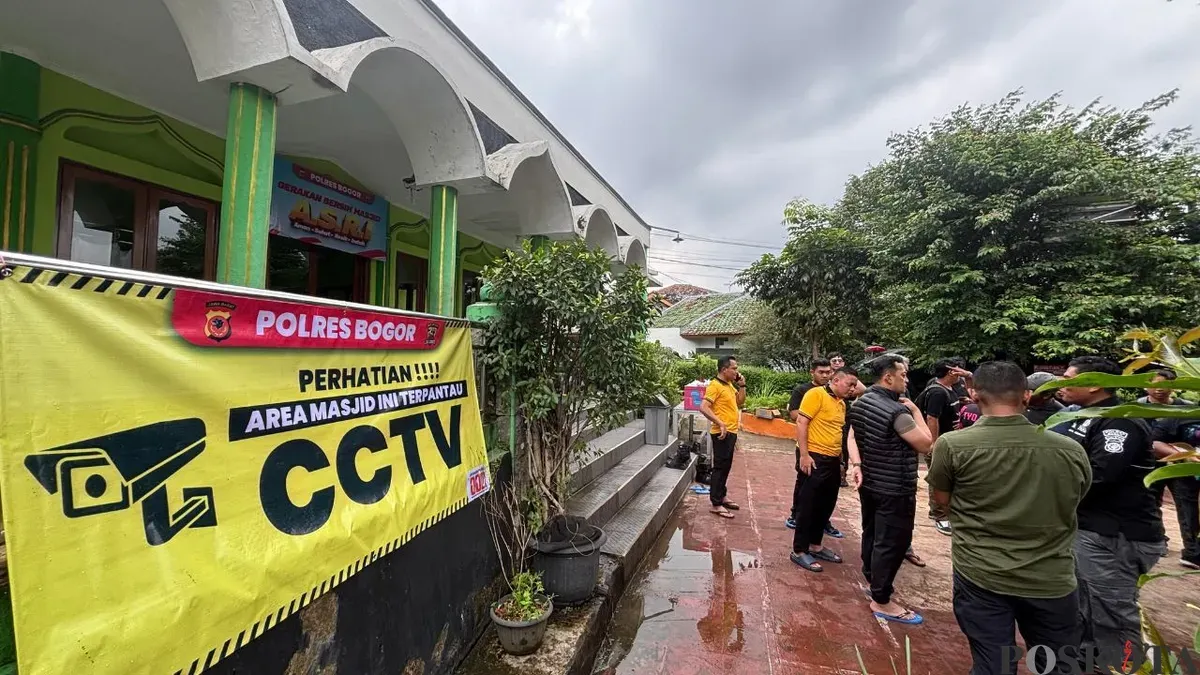 Cegah curanmor, Polres Bogor berikan bantuan CCTV di Masjid untuk keamanan warga. (Sumber: Poskota/Giffar Rivana)