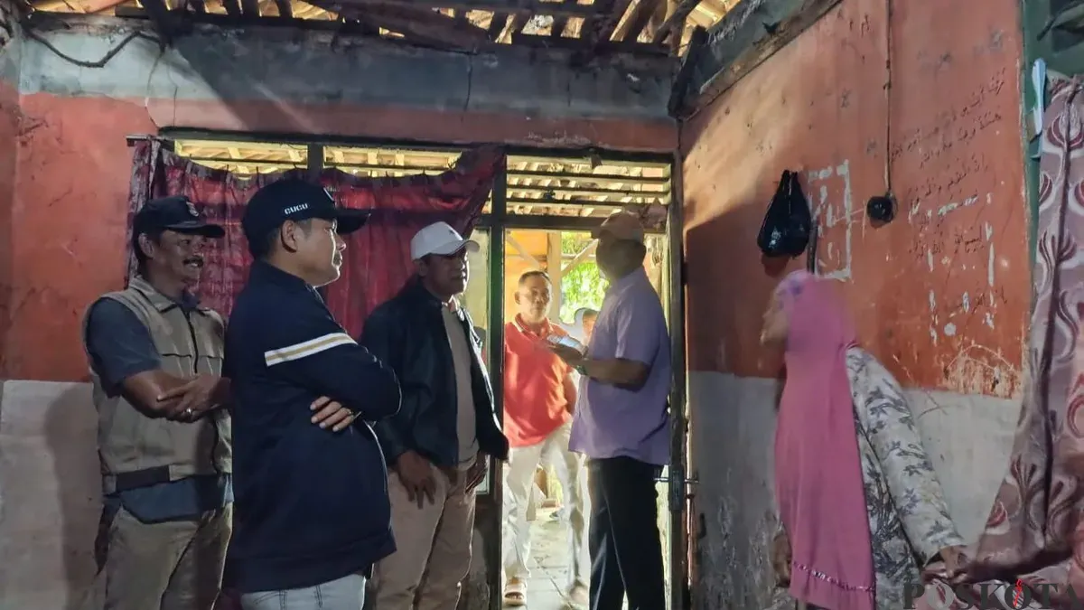 Camat Tigaraksa, Cucu Abdurrosyied saat melakukan survei ke salah satu penerima bantuan RTLH. (Sumber: Poskota/Veronica Prasetio)