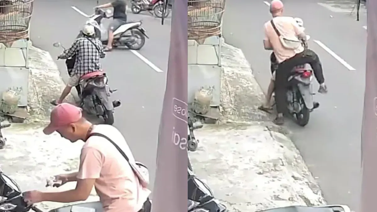 Seorang pria diduga menempelkan stiker QRIS yang terhubung dengan judi online di Petukangan Selatan, Pesanggrahan, Jakarta Selatan. (Sumber: Dok. Instagram Info Ciledug)