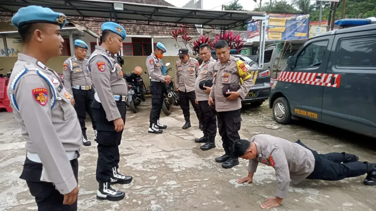 Personel Propam Polres Serang memeriksa personel di salah sebuah Polsek. (Sumber: Dok. Sie Propam)