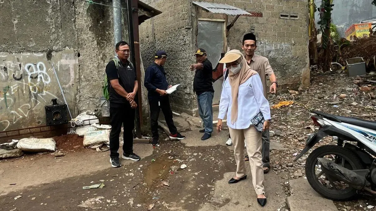 Anggota DPRD Jakarta, Jamilah Abdul Gani saat meninjau permukiman di RW 08 Kelurahan Kedo di kawasan Kebon Jeruk, Jakarta Barat. (Sumber: Dok. Istimewa)