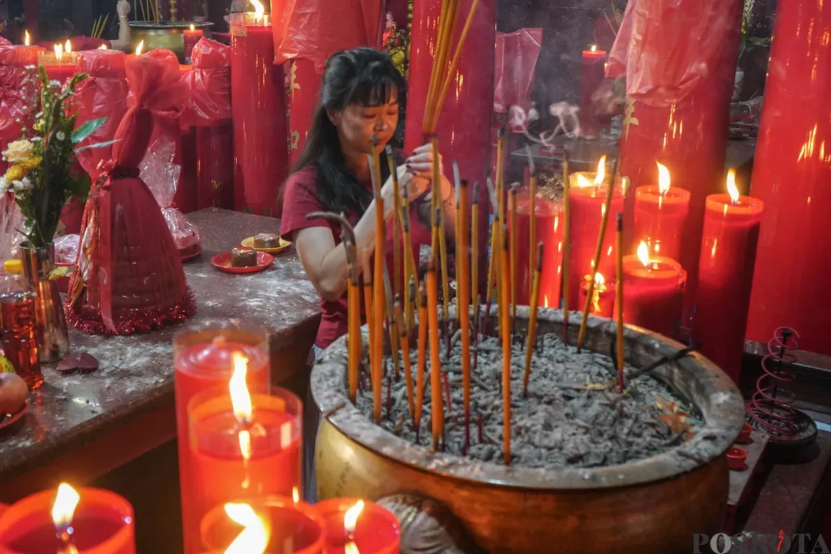 Warga keturunan Tionghoa bersembahyang pada tahun baru Imlek di Wihara Dharma Bakti, Petak Sembilan, Jakarta, Selasa, 17 Februari 2026. (Sumber: Poskota/Bilal Nugraha Ginanjar)