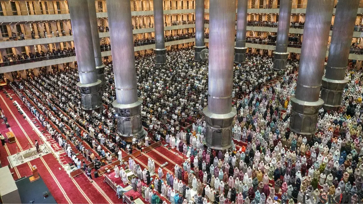 Ribuan jemaah melaksanakan sholat Tarawih perdana pada Ramadhan 1447 Hijriah di Masjid Istiqlal, Pasar Baru, Sawah Besar, Jakarta Pusat, Rabu, 18 Februari 2026. (Sumber: Poskota/Bilal Nugraha Ginanjar)