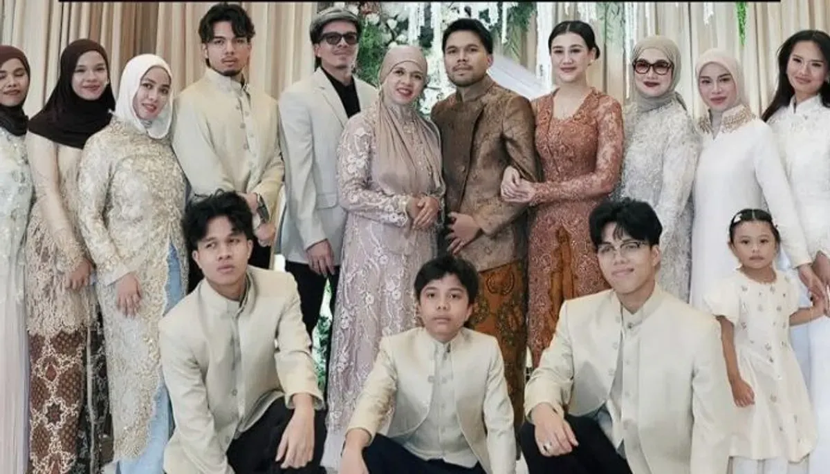 Spekulasi soal posisi Aurel saat sesi foto keluarga dibantah langsung oleh Thariq melalui video asli dan lengkap. (Sumber: Instagram/@thariqhalilintar)