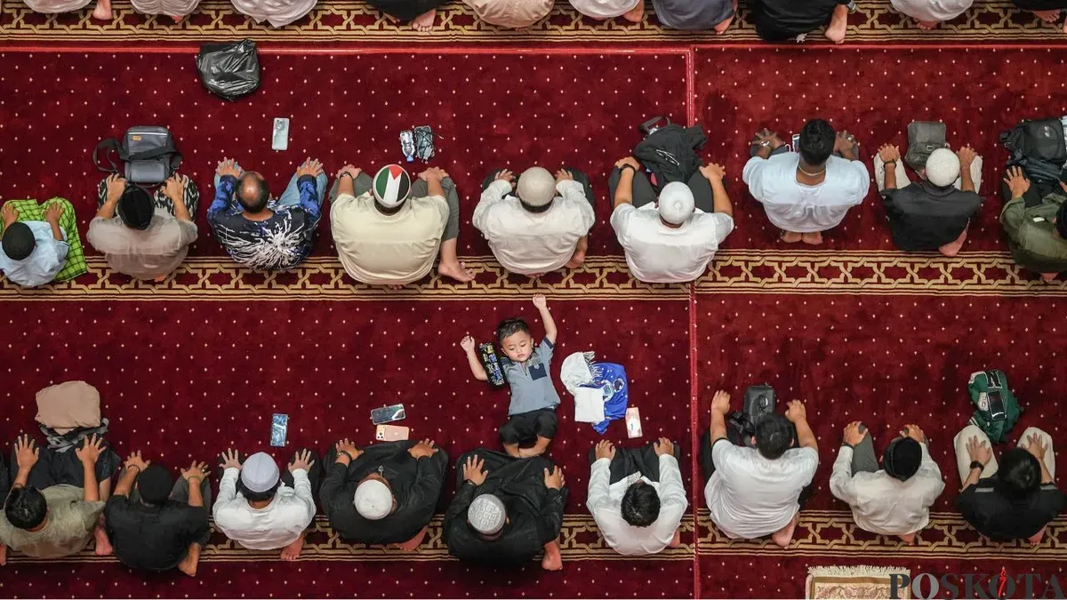 Masjid Istiqlal memberikan takjil gratis kepada masyarakat selama Ramadhan 1447 Hijriah. (Sumber: Poskota/Bilal Nugraha Ginanjar)