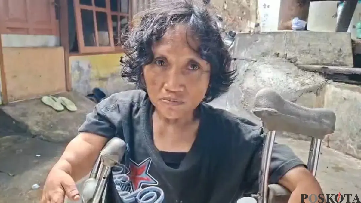 Potret Anah, 43 tahun, ibu disabilitas di Cengkareng, Jakarta Barat, yang rumahnya direnovasi oleh Satpol PP Jakarta, Kamis, 19 Februari 2026. (Sumber: Poskota/Pandi Ramedhan)