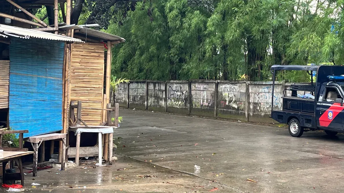 Keberadaan gubuk-gubuk yang kerap dijadikan tempat karaoke hingga diprotes warga Meruya Selatan, Kembangan, Jakarta Barat, Kamis, 19 Februari 2026. (Sumber: Poskota/ Pandi Ramedhan)