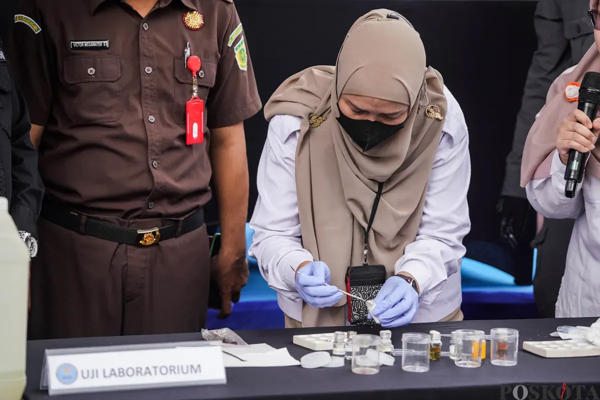 Petugas menunjukkan barang bukti narkotika sebelum dimusnahkan di Kantor Pusat Badan Narkotika Nasional (BNN), Jakarta, Rabu, 18 Januari 2026. (Sumber: Poskota/Bilal Nugraha Ginanjar)