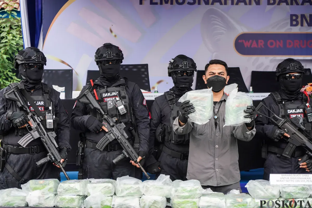 Petugas menunjukkan barang bukti narkotika sebelum dimusnahkan di Kantor Pusat Badan Narkotika Nasional (BNN), Jakarta, Rabu, 18 Januari 2026. (Sumber: Poskota/Bilal Nugraha Ginanjar)