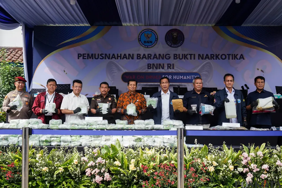 Petugas menunjukkan barang bukti narkotika sebelum dimusnahkan di Kantor Pusat Badan Narkotika Nasional (BNN), Jakarta, Rabu, 18 Januari 2026. (Sumber: Poskota/Bilal Nugraha Ginanjar)