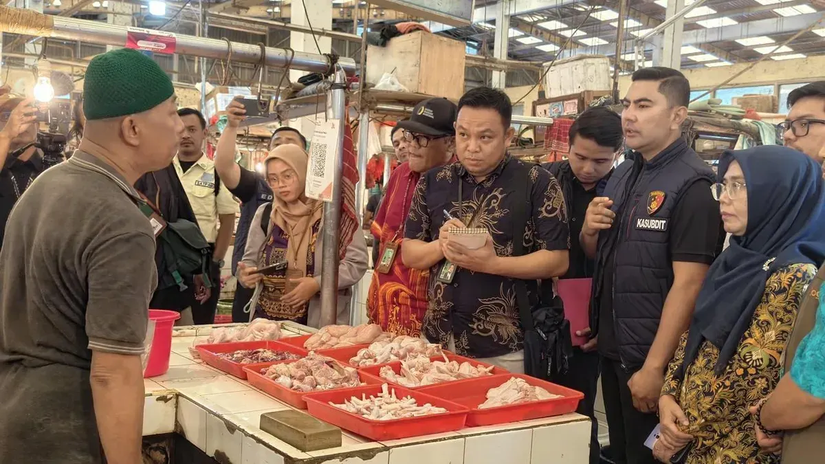 Satgas Saber Pelanggaran Harga, Keamanan, dan Mutu Pangan melakukan pengecekan harga dan ketersediaan bahan pokok di Pasar Koja Baru, Jakarta Utara, Kamis, 19 Februari 2026. (Sumber: Dok. Polda Metro Jaya)