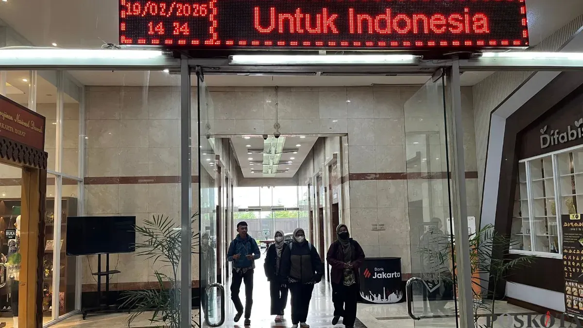 Aktivitas PTSP berjalan normal selama bulan puasa di Kantor Pemerintah Kota Administrasi Jakarta Barat, Kamis, 19 Februari 2026. (Sumber: Poskota/Pandi Ramedhan)