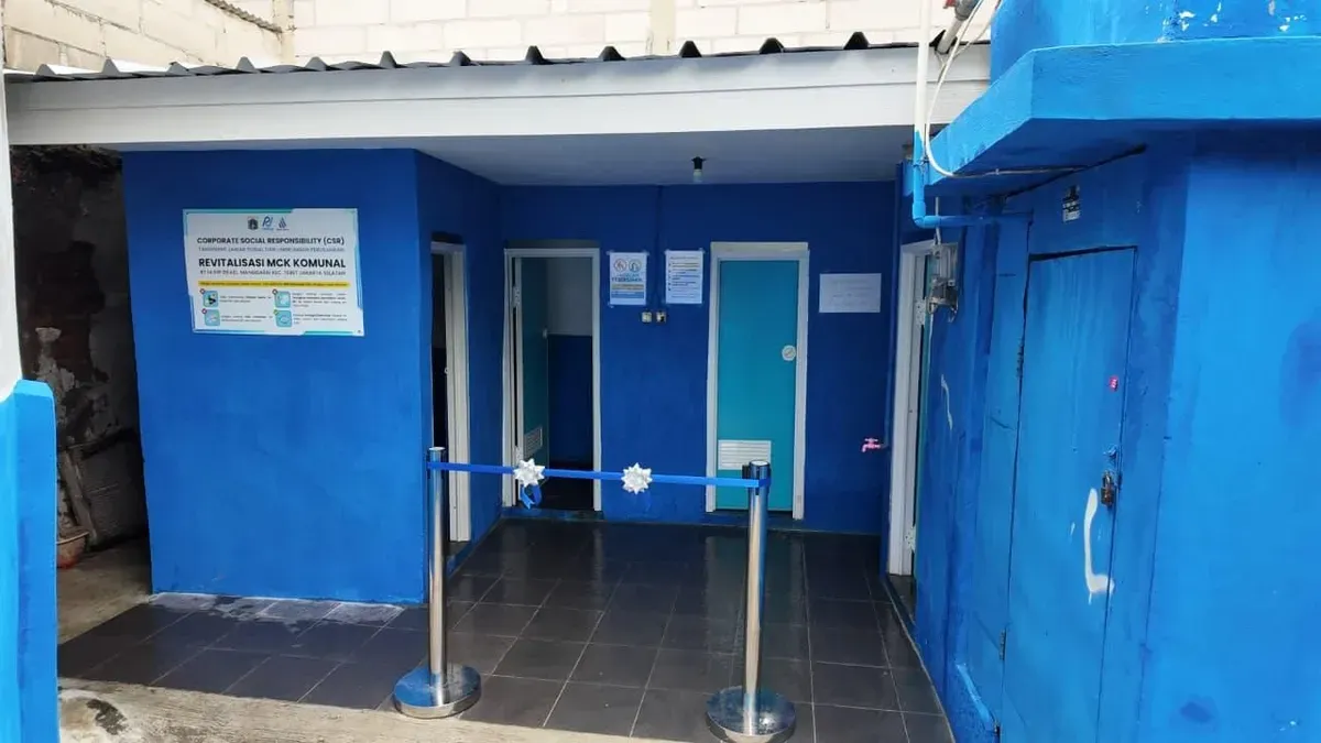 PAM Jaya bersama PALJAYA melakukan revitalisasi MCK (Mandi, Cuci, Kakus) komunal di dua lokasi, yakni RT 14 dan RT 15 RW 09 Manggarai, Jakarta Selatan. (Sumber: Dok. Kominfotik Pam Jaya)