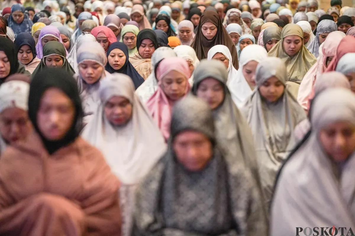 Umat Islam melaksanakan shalat tarawih pertama di Masjid Istiqlal, Jakarta, Rabu, 18 Februari 2026. (Sumber: Poskota/Bilal Nugraha Ginanjar)