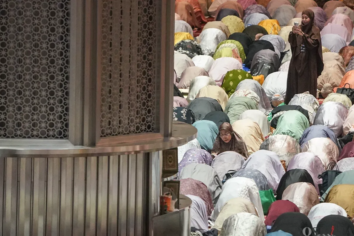 Umat Islam melaksanakan shalat tarawih pertama di Masjid Istiqlal, Jakarta, Rabu, 18 Februari 2026. (Sumber: Poskota/Bilal Nugraha Ginanjar)