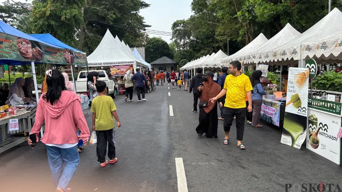 Pasar takjil di komplek perkantoran Pemkab Bogor diserbu warga jelang buka puasa, Kamis, 19 Februari 2026. (Sumber: Poskota/Giffar Rivana)