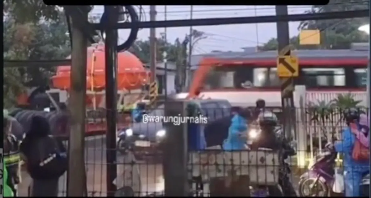 KA Bandara Soetta tabrakan dengan truk trailer di Poris, Batuceper, Tangerang pada Jumat 20 Februari 2026 pagi. (Sumber: Instagram/@warungjurnalis)