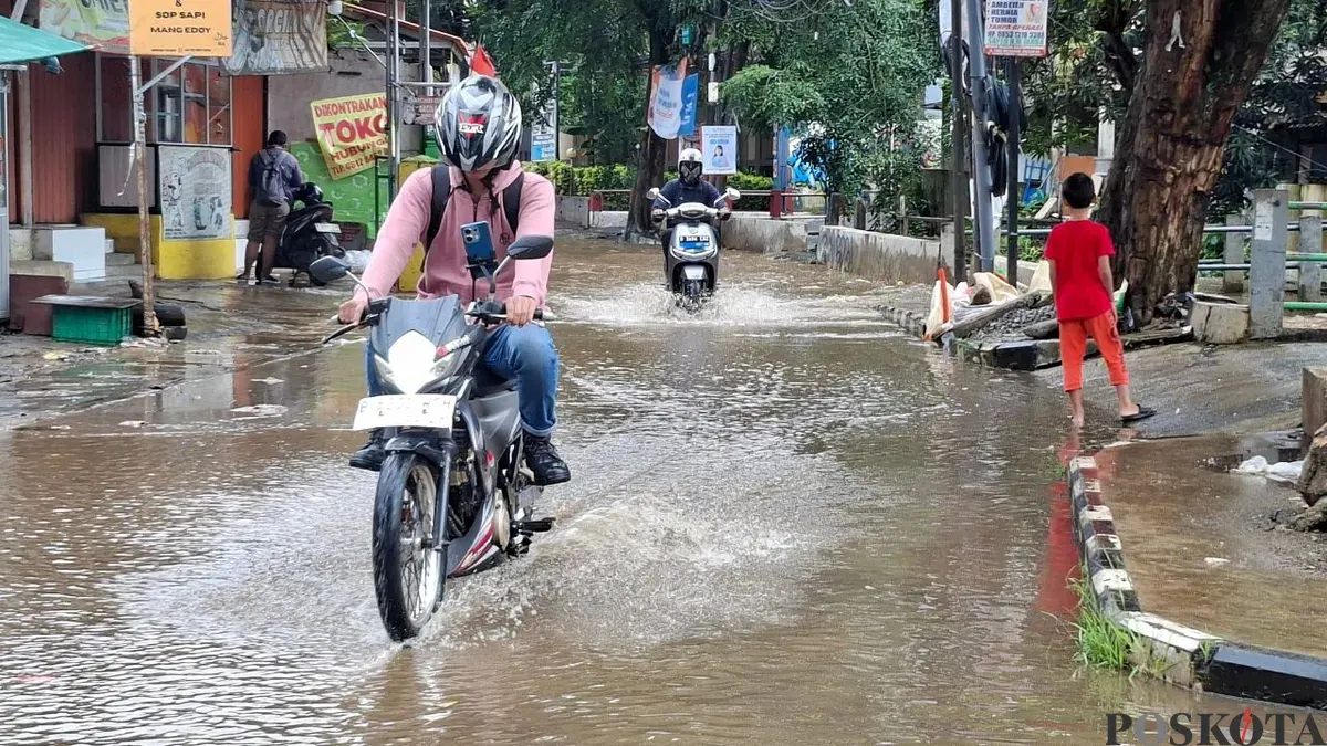 Situasi Jalan Pramuka 2, Mampang, Pancoran Mas, Kota Depok, tergenang banjir, Jumat, 20 Februari 2026. (Sumber: Poskota/Angga Pahlevi)