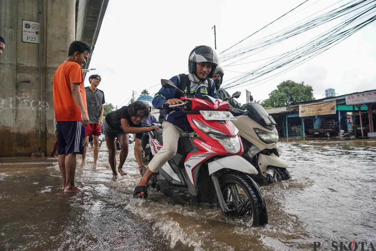 Pengendara melintasi genangan banjir di Jalan Ciledug Raya, Jakarta Selatan, Jumat, 20 Februari 2026. (Sumber: Poskota/Bilal Nugraha Ginanjar)