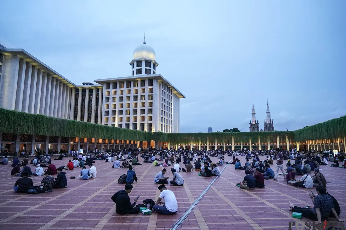 Umat muslim mengikuti buka puasa bersama perdana yang disediakan Masjid Istiqlal di Jakarta, Kamis, 19 Februari 2026. (Sumber: Poskota/Bilal Nugraha Ginanjar)