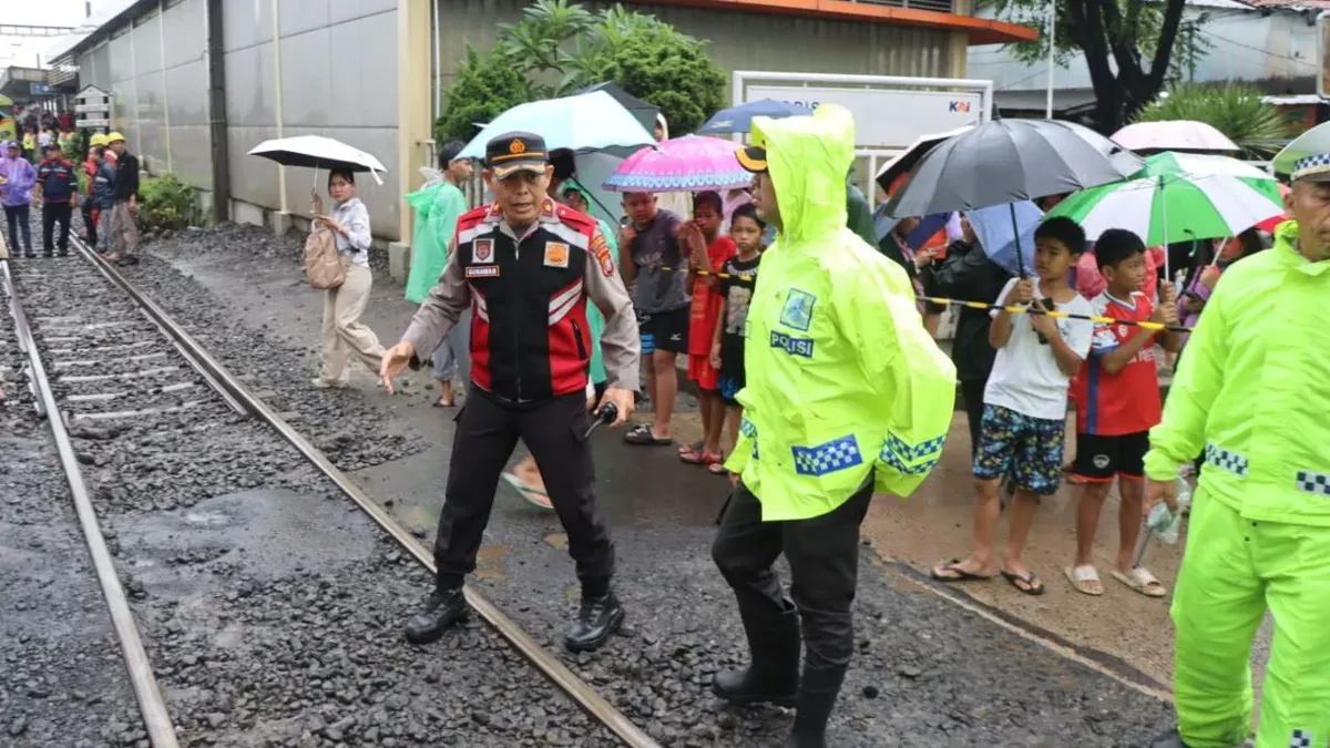 Petugas berada di TKP kecelakaan Commuter Line Basoetta arah Bandara Internasional Soetta di perlintasan sebidang JPL 21 lintas Rawa Buaya-Batuceper, Poris, Kota Tangerang, Jumat, 20 Februari 2026. (Sumber: Dok. Polres Metro Tangerang Kota)