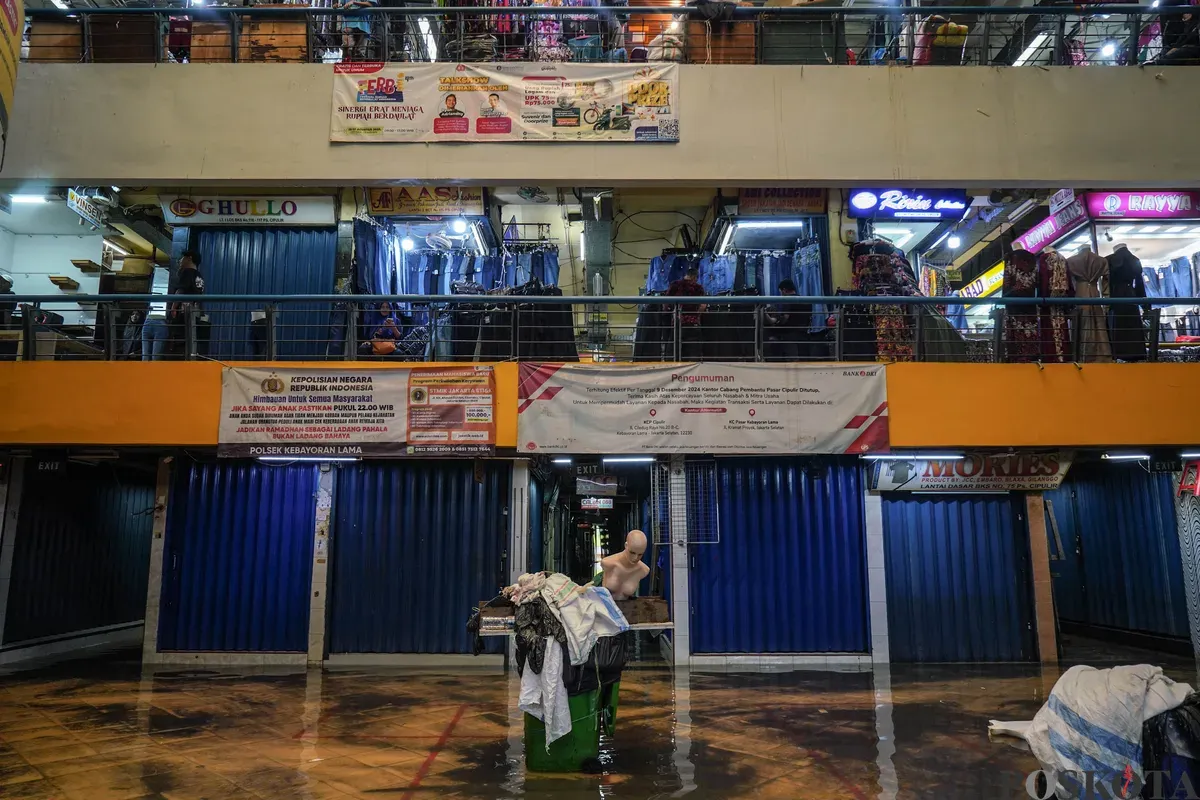 Aktifitas pedagang saat banjir merendam Pasar Cipulir, Jakarta Selatan, Jumat, 20 Februari 2026. (Sumber: Poskota/Bilal Nugraha Ginanjar)