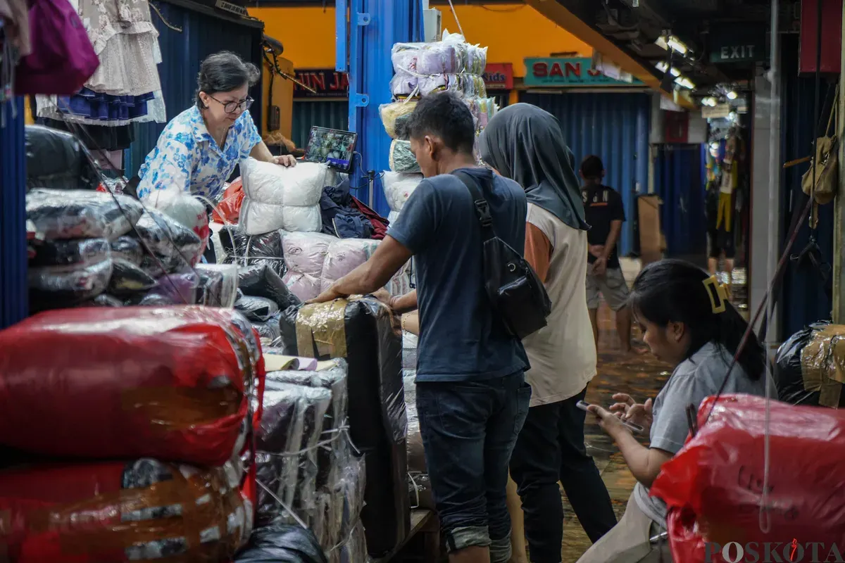 Aktifitas pedagang saat banjir merendam Pasar Cipulir, Jakarta Selatan, Jumat, 20 Februari 2026. (Sumber: Poskota/Bilal Nugraha Ginanjar)