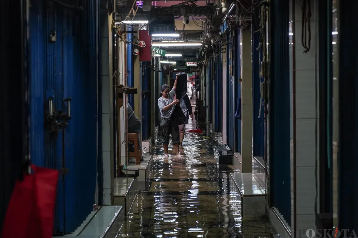 Aktifitas pedagang saat banjir merendam Pasar Cipulir, Jakarta Selatan, Jumat, 20 Februari 2026. (Sumber: Poskota/Bilal Nugraha Ginanjar)