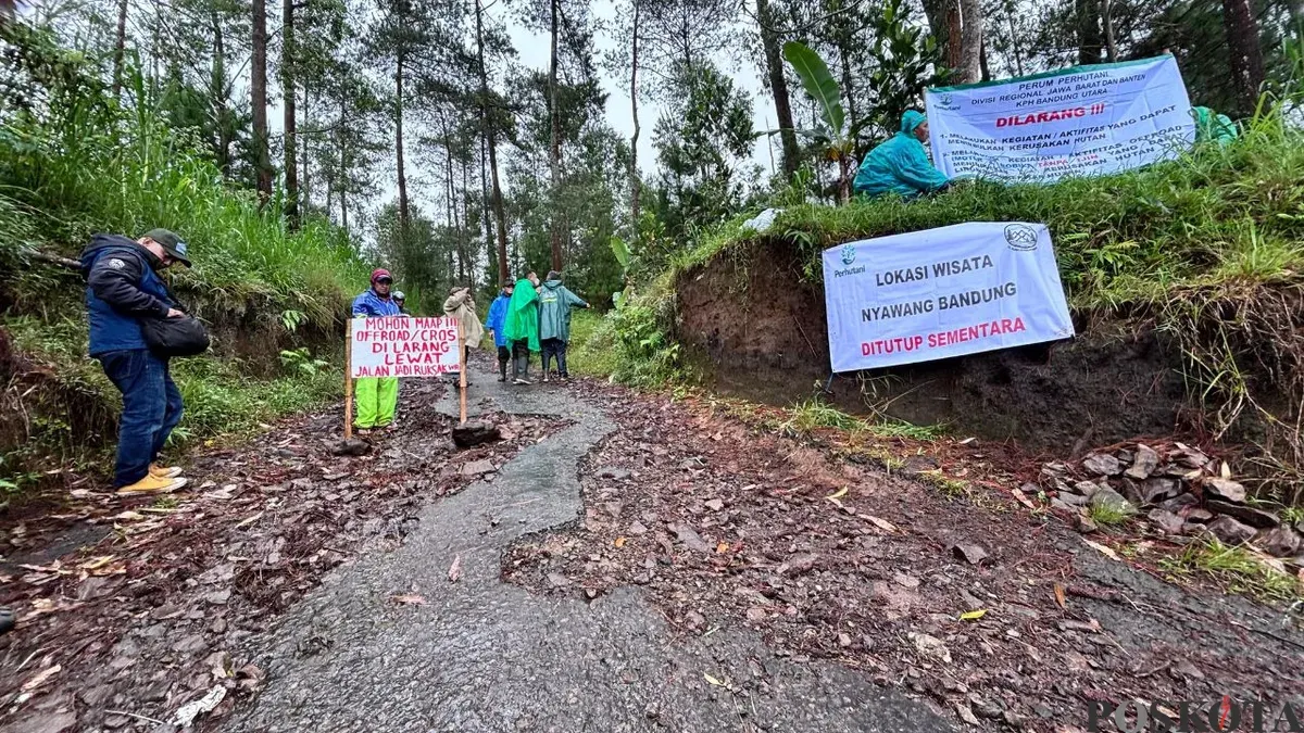 Masyarakat menutup akses masuk jalur-jalur ilegal hutan Nyawang Bandung. (Sumber: Poskota/Gatot Poedji Utomo)