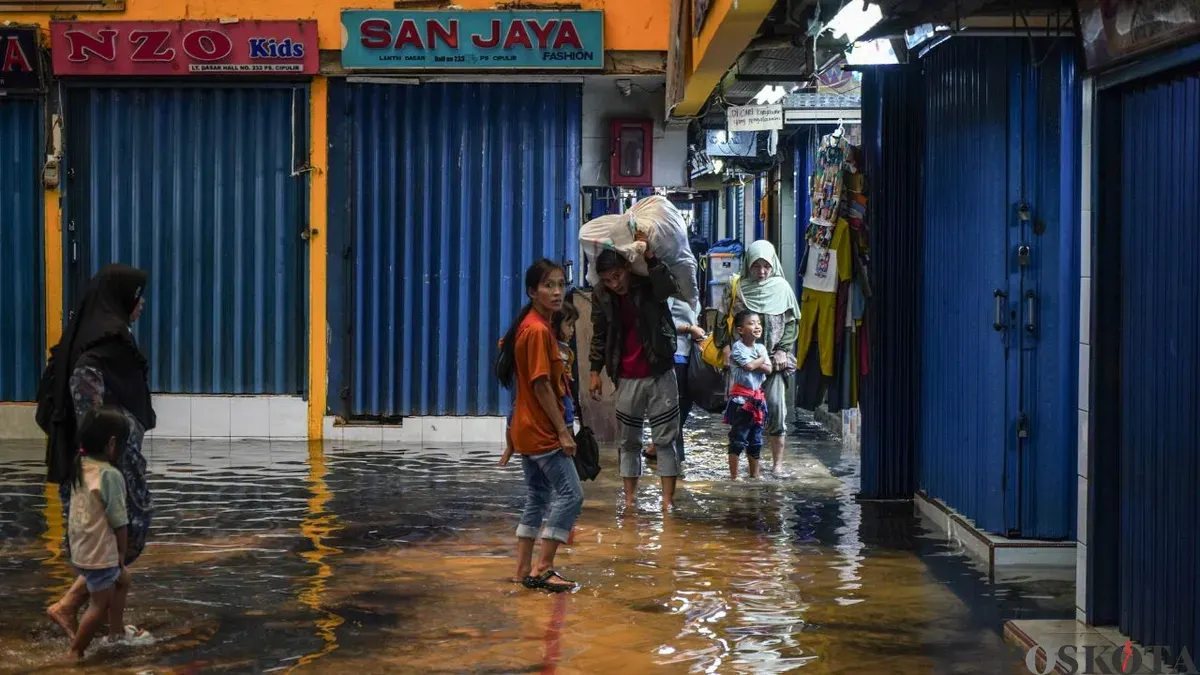 Banjir yang menggenangi kasawan Pasar Cipulir, Jakarta Selatan pada Jumat, 20 Februari 2026. (Sumber: Poskota/Bilal Nugraha Ginanjar)