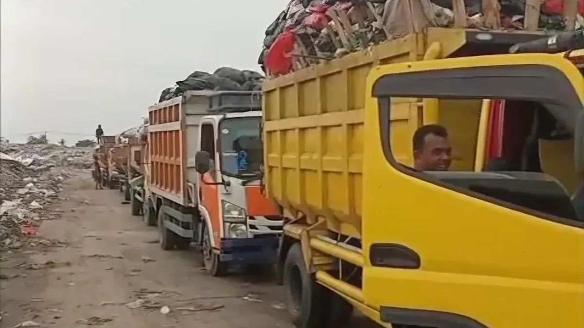 Antrian truk sampah terjadi di TPA Jatiwaringin akibat sebuah truk lainnya terperosok pada Kamis, 19 Februari 2026. (Sumber: Istimewa)