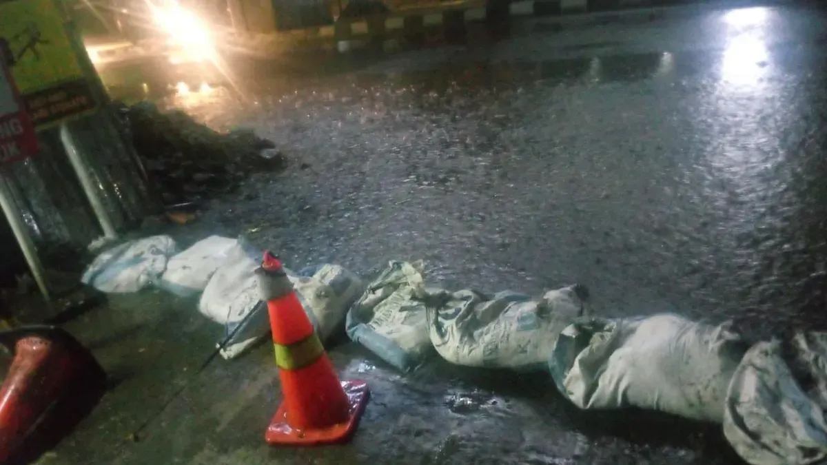 Karung berisikan pasir digunakan jadi penahan air tidak masuk ke kawasan Pasar Cipulir, Kebayoran Lama, Jakarta Selatan. (Sumber: Istimewa)
