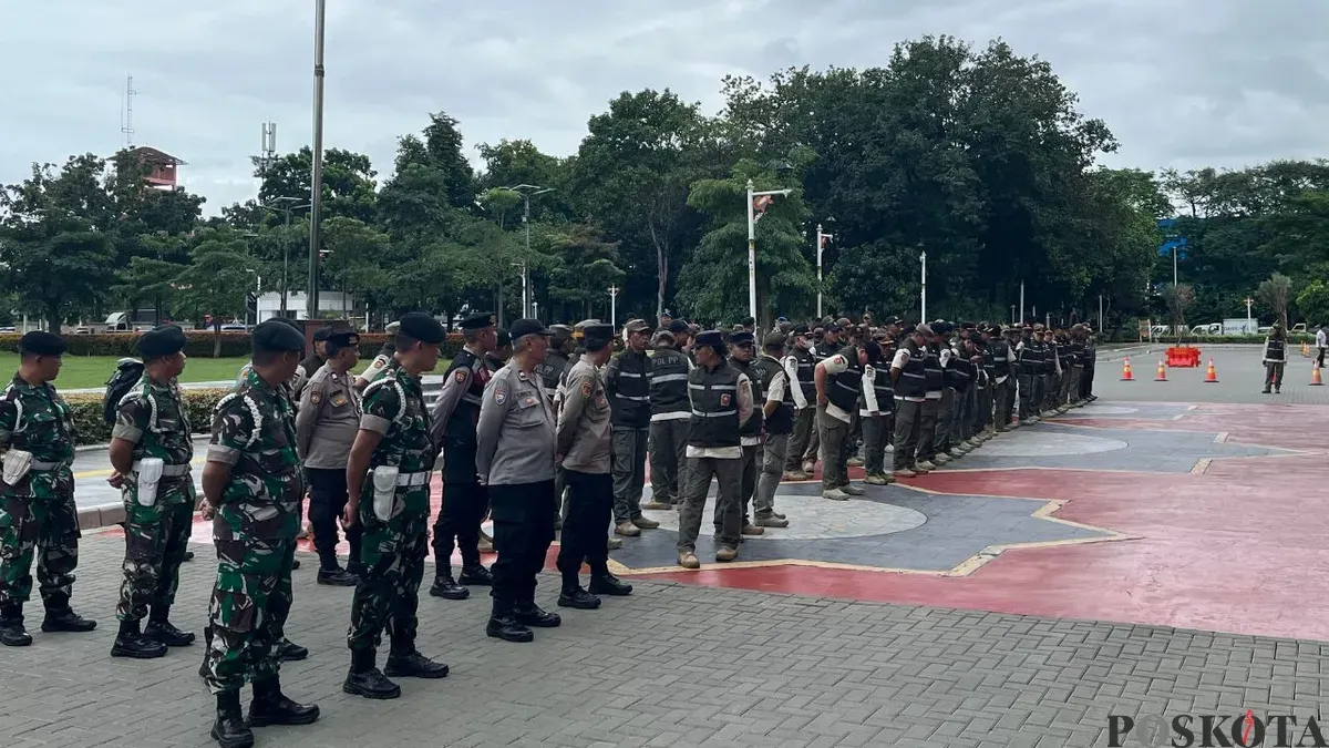 Pemkot Jakarta Barat menggelar apel untuk memonitoring peredaran minuman keras (miras) secara ilegal selama bulan puasa pada Jumat, 20 Februari 2026. (Sumber: Poskota/Pandi Ramedhan)