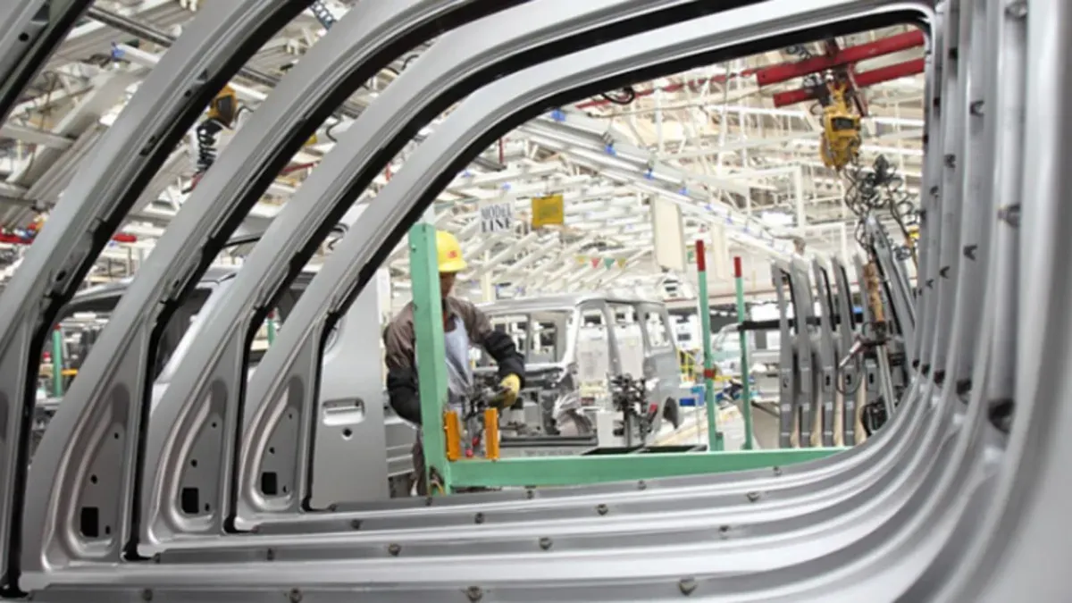 Rencana impor 105 ribu pick-up CBU dinilai berpotensi menekan industri kaca otomotif nasional. (Sumber: Gaikindo)