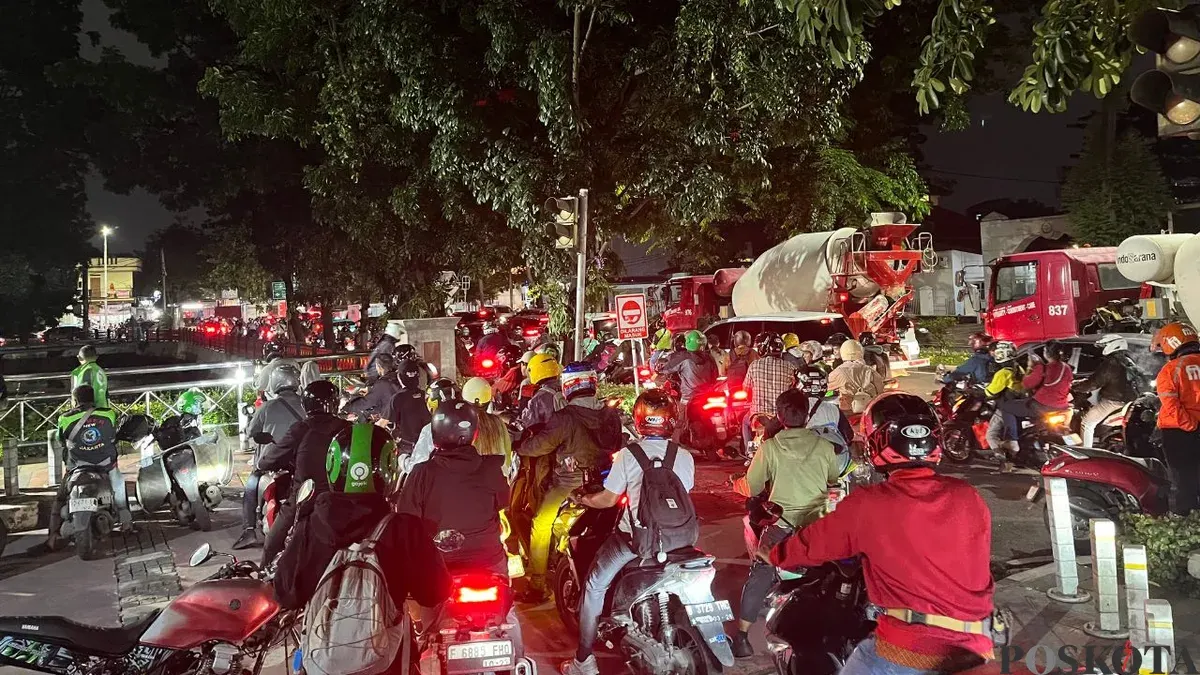 Pantauan lalu lintas di depan Kantor Pemerintah Kota (Pemkot) Jakarta Barat macet total pada Jumat, 20 Februari 2026 malam. (Sumber: Poskota/Pandi Ramedhan)
