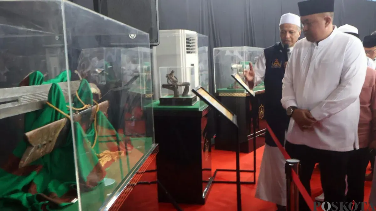 Bupati Bogor Rudy Susmanto melihat artefak peninggalan Rasulullah SAW dan sahabat di Laga Tangkas, Pakansari, Cibinong, Kabupaten Bogor. (Sumber: Poskota/Giffar Rivana)