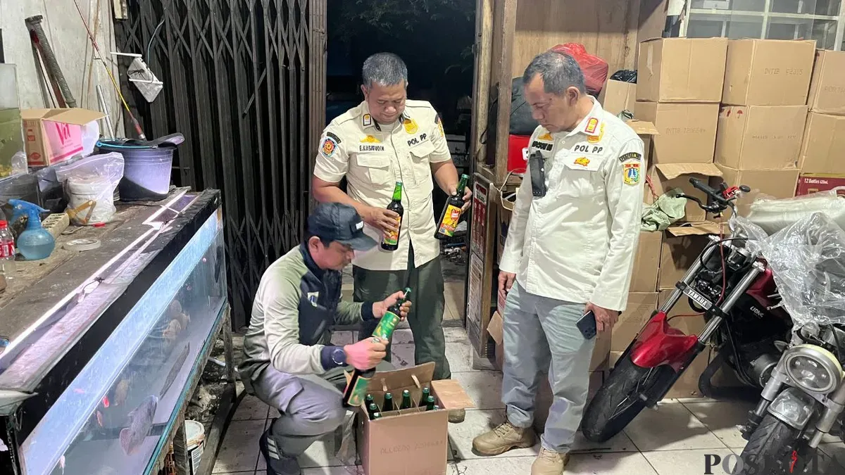 Petugas Satpol PP amankan miras dari warung kelontong yang dijual secara ilegal di kawasan Meruya, Kembangan, Jakarta Barat pada Jumat, 20 Februari 2026. (Sumber: Poskota/Pandi Ramedhan)