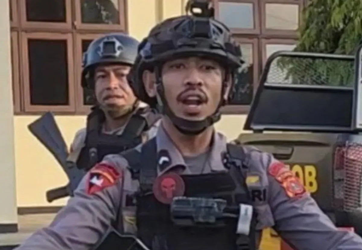 Sosok Bripda Masias Siahaya, anggota Kompi 1 Batalyon C Pelopor Satbrimob Polda Maluku, yang diduga menewaskan pelajar MTsN 1 Maluku Tenggara, Arianto Tawakal (14). (Sumber: X/@mass_kho)