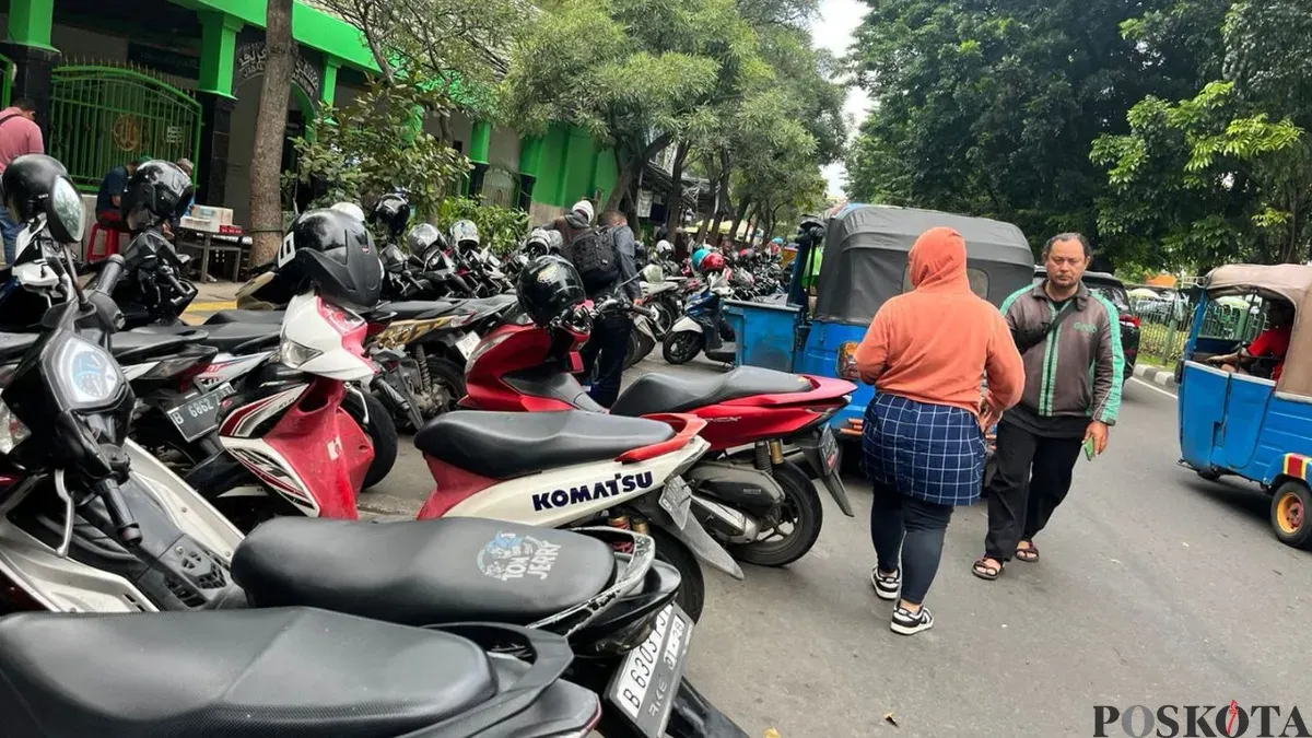 Kendaraan terparkir secara liar di kawasan Pasar Senen, Jakarta Pusat, Sabtu, 21 Februari 2026. (Sumber: Poskota/M. Tegar Jihad)