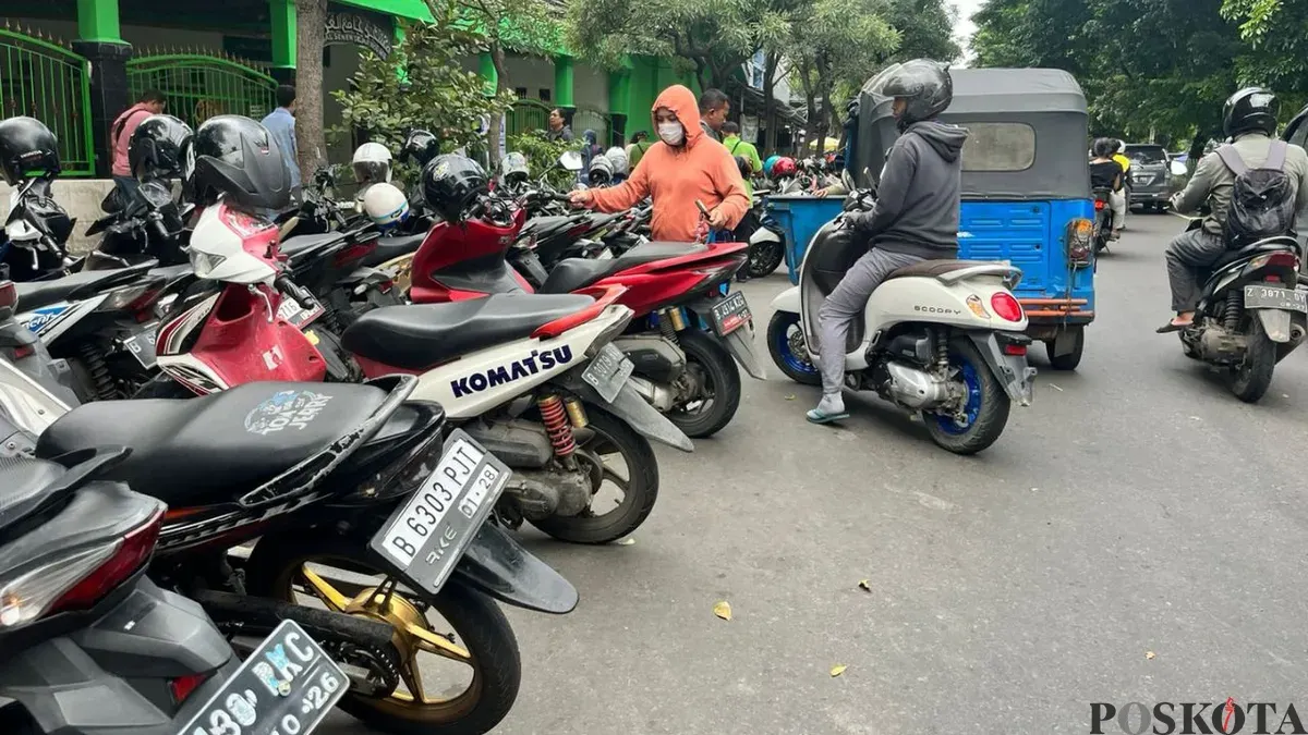 Parkir liar di kawasan Pasar Senen, Jakarta Pusat, Sabtu, 21 Februari 2026. (Sumber: Poskota/M. Tegar Jihad)