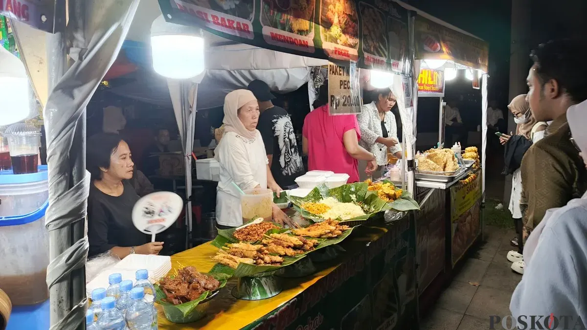 Salah sebuah lapak pedagang di Pasar Ramadhan di Masjid Istiqlal, Pasar Baru, Sawah Besar, Jakarta Pusat. (Sumber: Poskota/Ali Mansur)