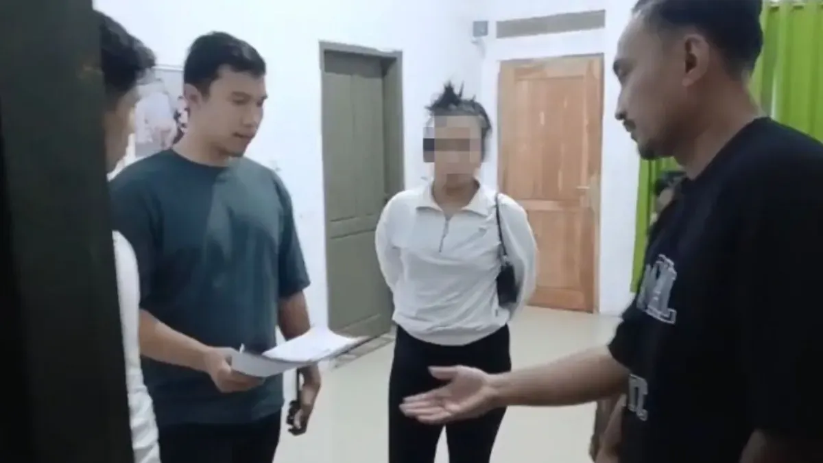 Petugas Unit Pidum mengamankan pelaku penipuan tenaga kerja. (Sumber: Satreskrim Polres Serang)