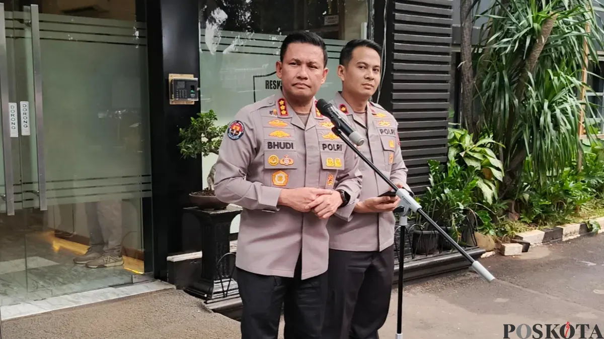 Kabid Humas Polda Metro Jaya Kombes Budi Hermanto saat menjelaskan penangkapan pelaku pencurian dengan modus tuduhan palsu berupa pelecehan seksual. (Sumber: Poskota/Ali Mansur)