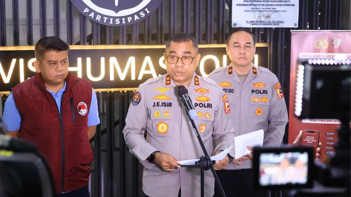 Kepala Divisi Humas Polri, Johnny Eddizon Isir saat memberikan pernyataan tentang anggota Brimob pembunuh siswa di Kota Tual, Maluku. (Sumber: Dok. Mabes Polri)